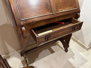 Mueble escritorio vitrina, de roble, muy antiguo.