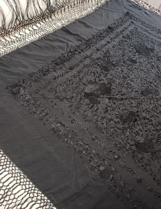 Mantón seda bordado negro antiguo