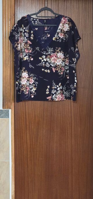 Blusa azul marino floral, ribete de encaje.