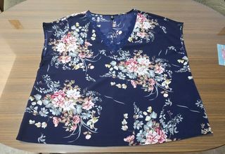Blusa azul marino floral, ribete de encaje.