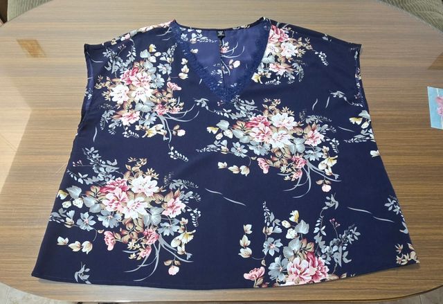 Blusa azul marino floral, ribete de encaje.