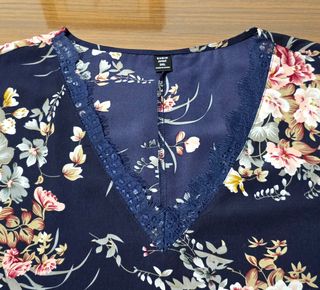 Blusa azul marino floral, ribete de encaje.