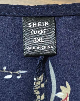 Blusa azul marino floral, ribete de encaje.