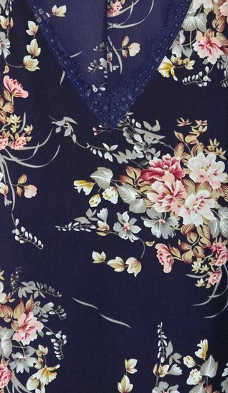 Blusa azul marino floral, ribete de encaje.