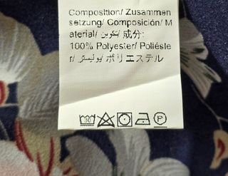 Blusa azul marino floral, ribete de encaje.