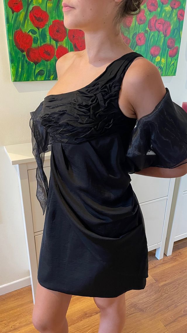 Elegante vestido mini ceremonial y chal.