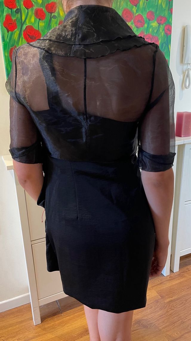 Elegante vestido mini ceremonial y chal.