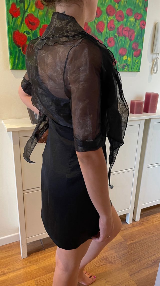 Elegante vestido mini ceremonial y chal.