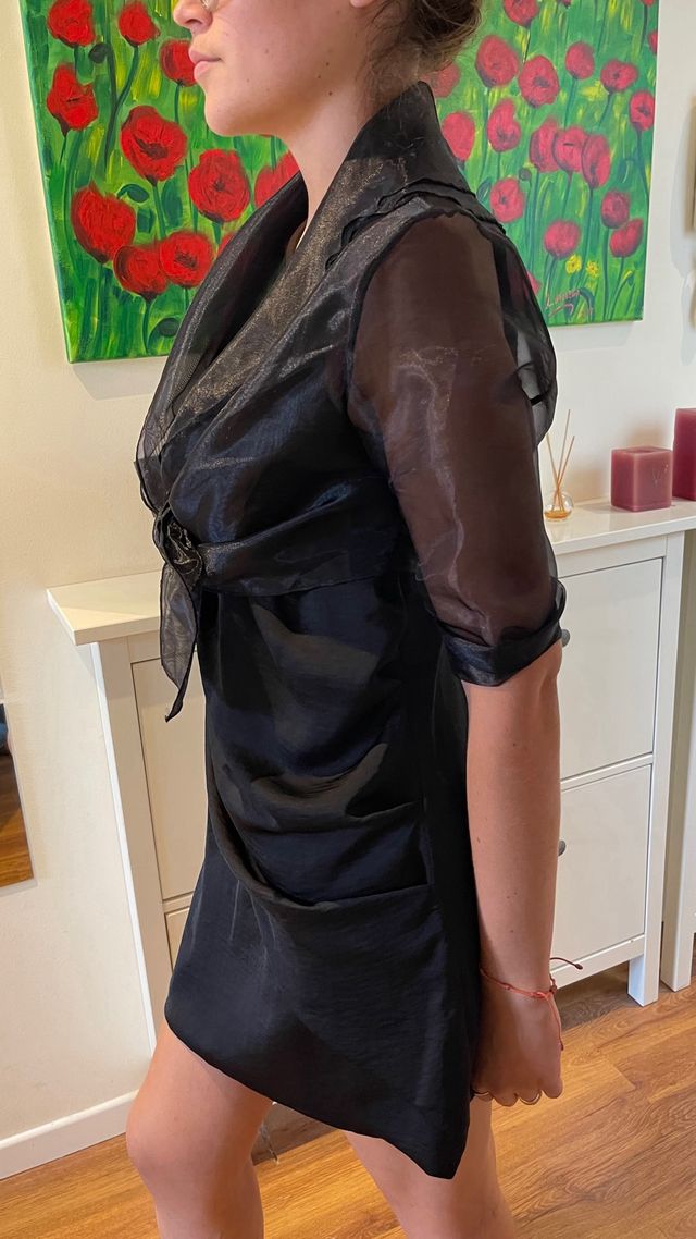 Elegante vestido mini ceremonial y chal.