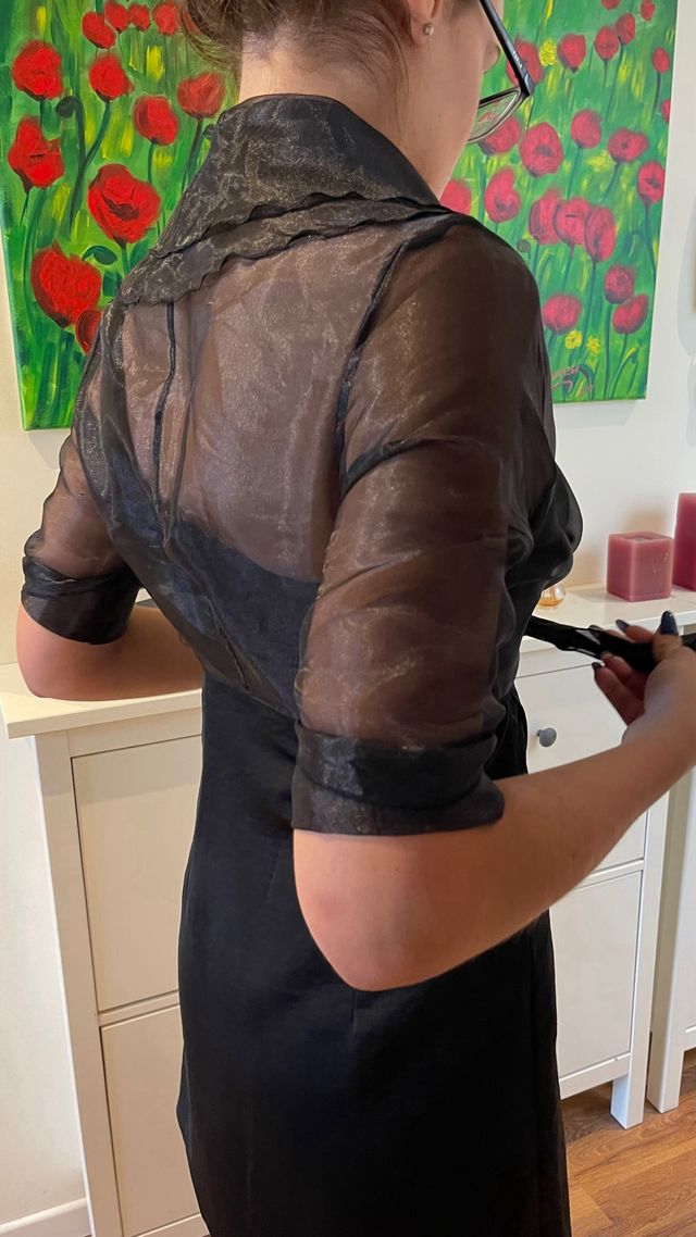 Elegante vestido mini ceremonial y chal.