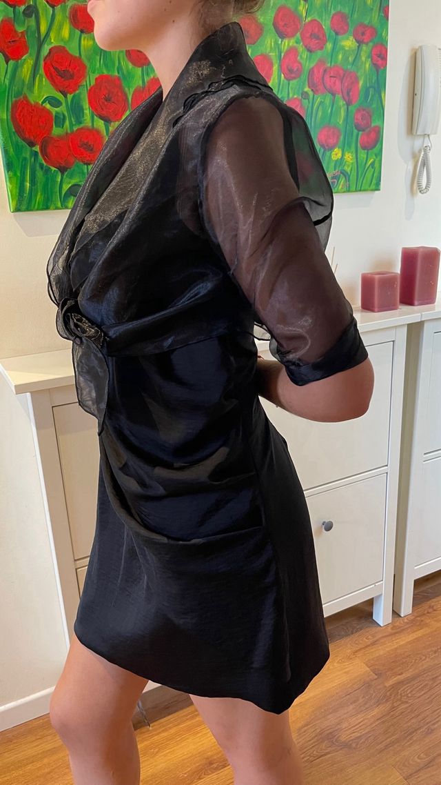 Elegante vestido mini ceremonial y chal.