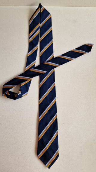 Corbata azul y naranja a rayas