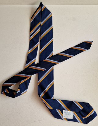 Corbata azul y naranja a rayas