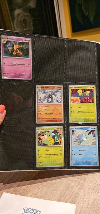 Álbum sin Completar Pokémon Escarlata Púrpura 151