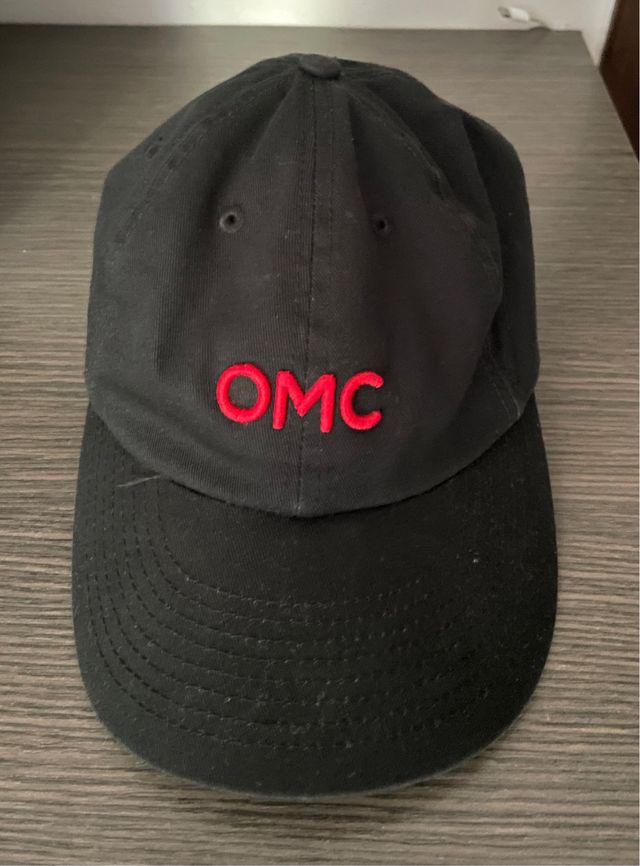 Cappellino OMC nero con logo rosso