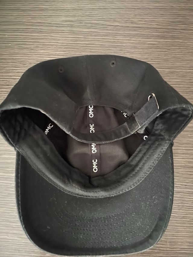 Cappellino OMC nero con logo rosso