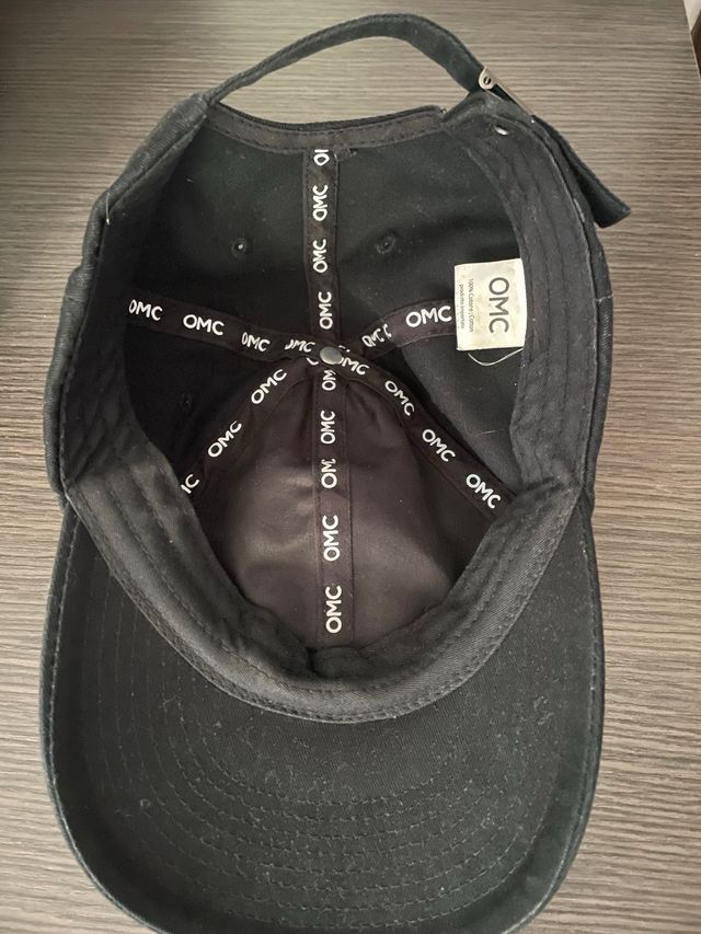 Cappellino OMC nero con logo rosso