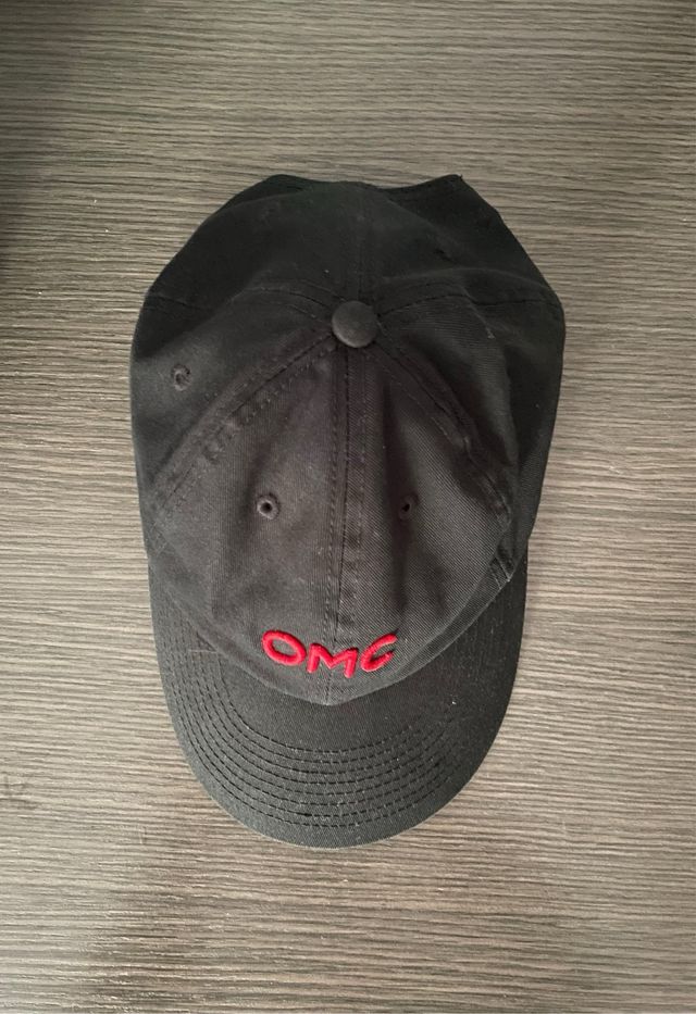 Cappellino OMC nero con logo rosso