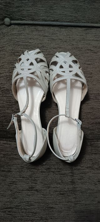 Sandalias planas beige mujer