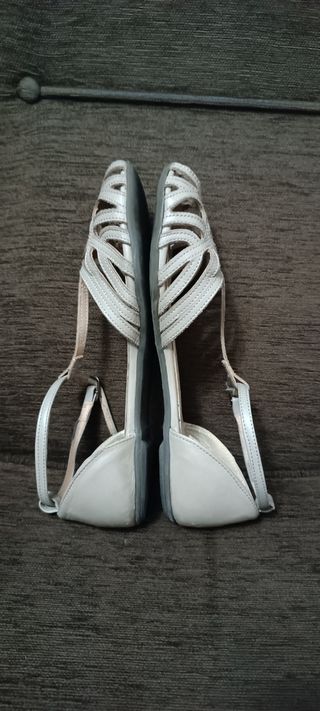 Sandalias planas beige mujer