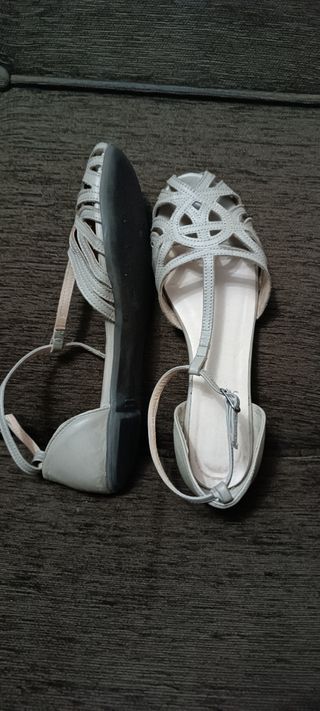 Sandalias planas beige mujer