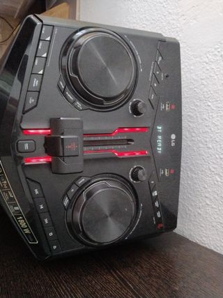 Radio LG 1000W con altavoces y luces led