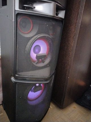 Radio LG 1000W con altavoces y luces led