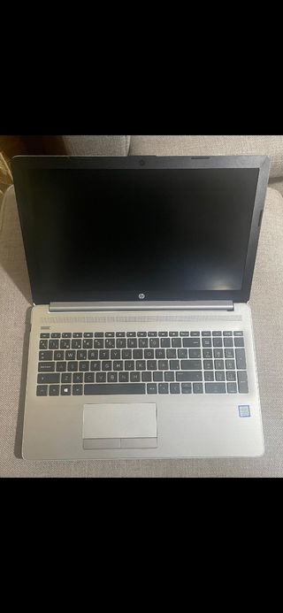 Portátil HP 250 G7 

gris plata