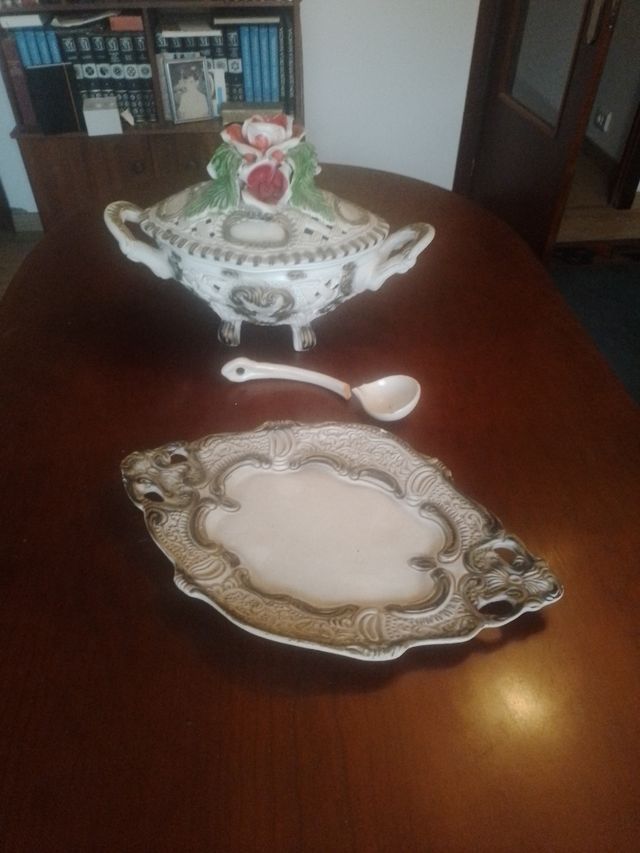 Sopera porcelana blanca y dorada