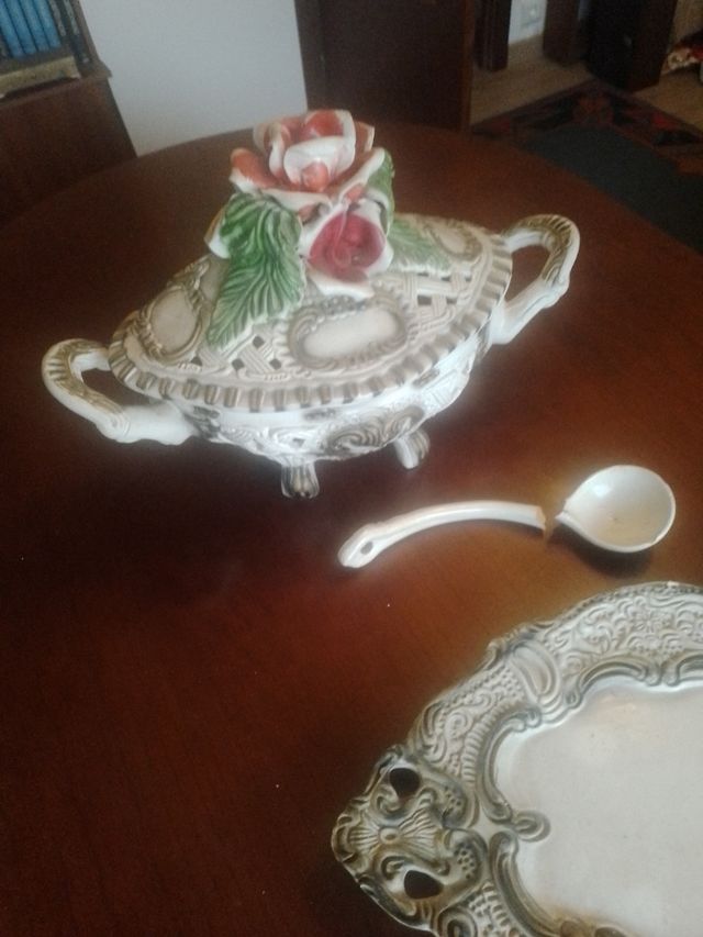 Sopera porcelana blanca y dorada