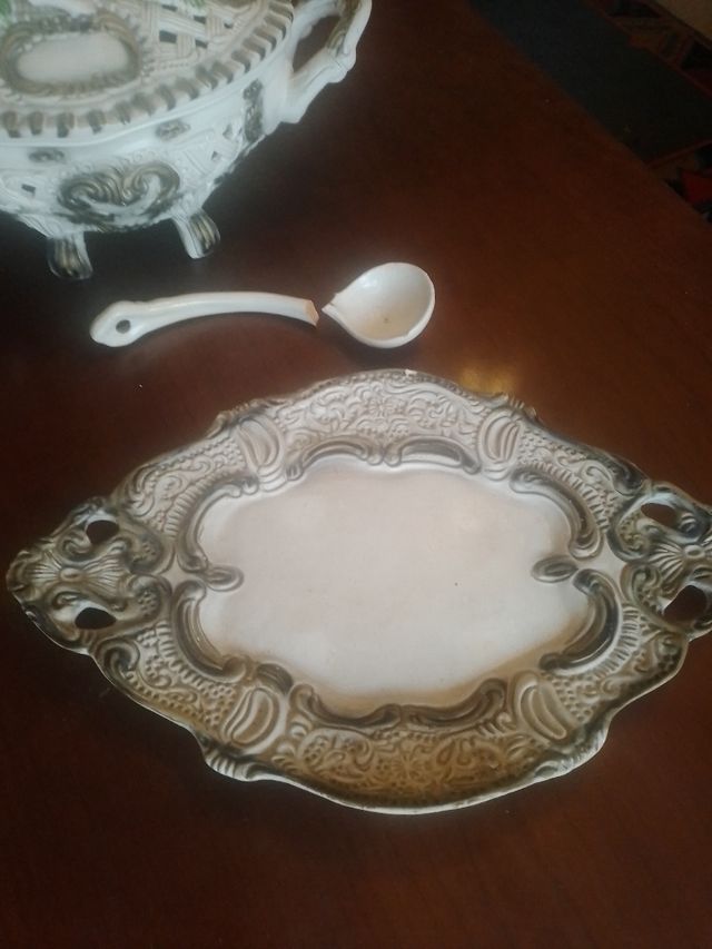 Sopera porcelana blanca y dorada