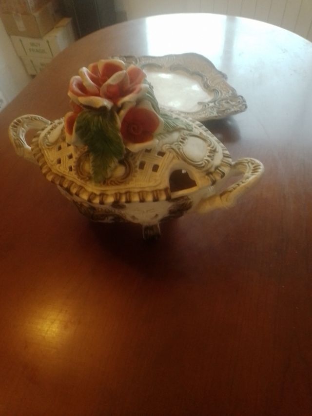 Sopera porcelana blanca y dorada