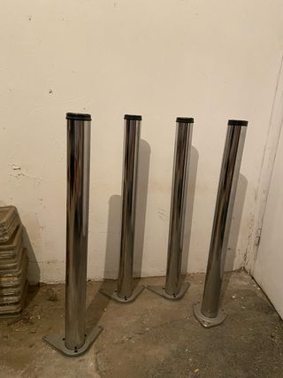 4 patas de escritorio de metal cromado.