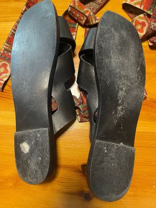 Sandalias romanas negras con cintas rojas