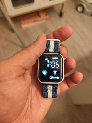 Reloj infantil electrónico. Correa elástica