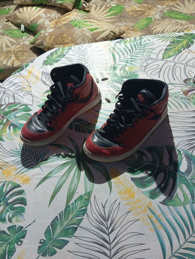 Zapatillas Jordan rojas y negras