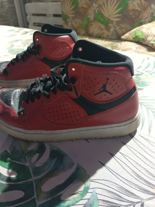 Zapatillas Jordan rojas y negras