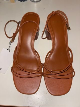 Sandalias tacón marrón