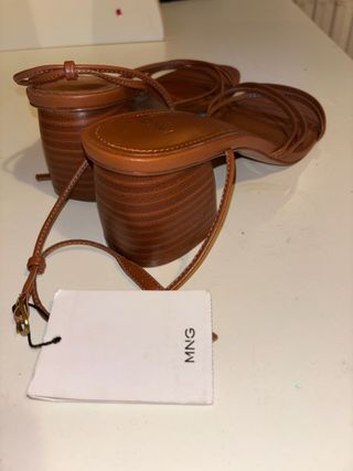 Sandalias tacón marrón