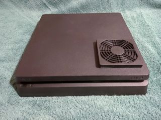 PS4 Slim (PlayStation 4)