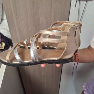 Sandalias doradas y plateadas niña