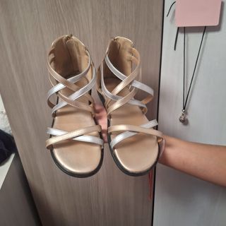 Sandalias doradas y plateadas niña