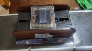 Maletín Poker y barajador de cartas.