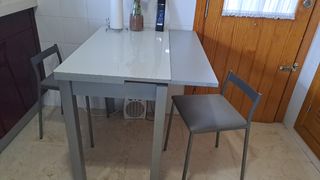 Mesa plegable gris con 2 taburetes