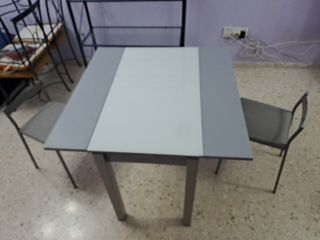 Mesa plegable gris con 2 taburetes