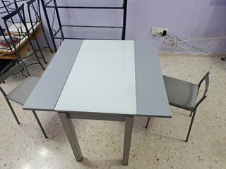 Mesa plegable gris con 2 taburetes