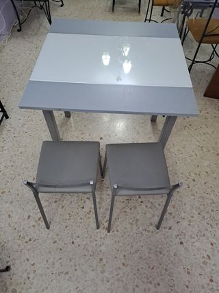 Mesa plegable gris con 2 taburetes