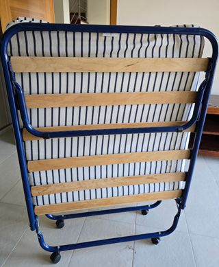 Cama plegable Ikea azul y blanca