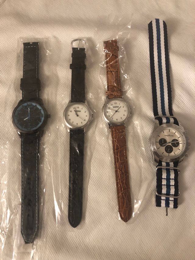 4 Relojes de pulsera nuevos, sin estrenar.
