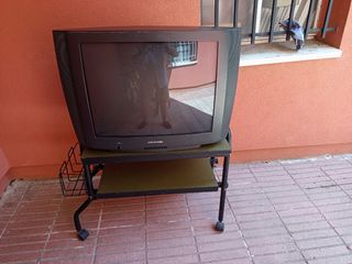 Mesa para televisión con regalo de un televisor